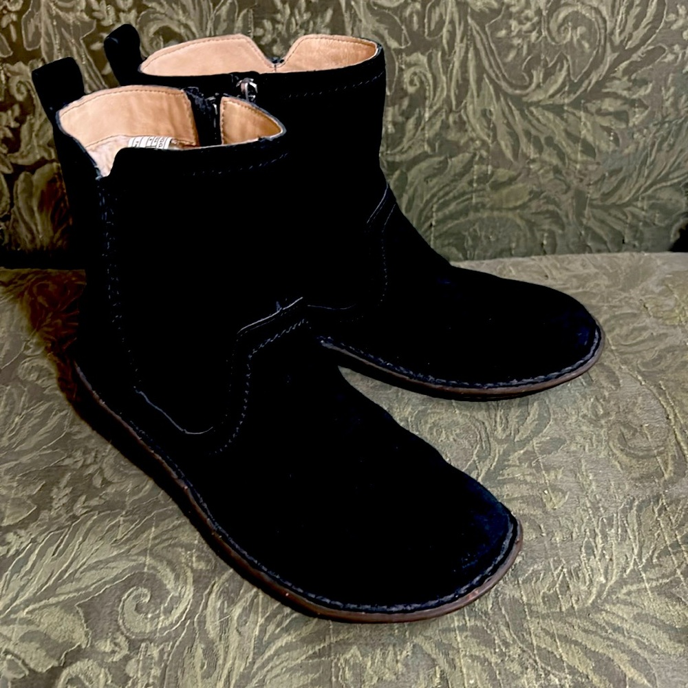 Ugg side zip Black suede boot size 8